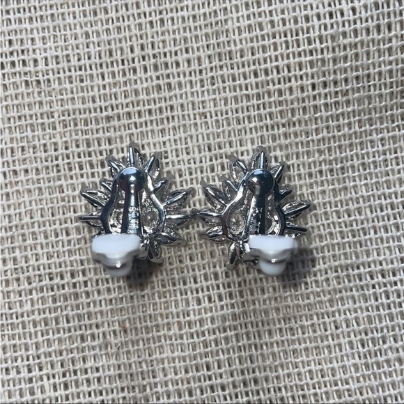 New Designer Flower Leaf Shape Stunning Cubic Zirconia Crystal Ear Clip - Picture 11 of 16